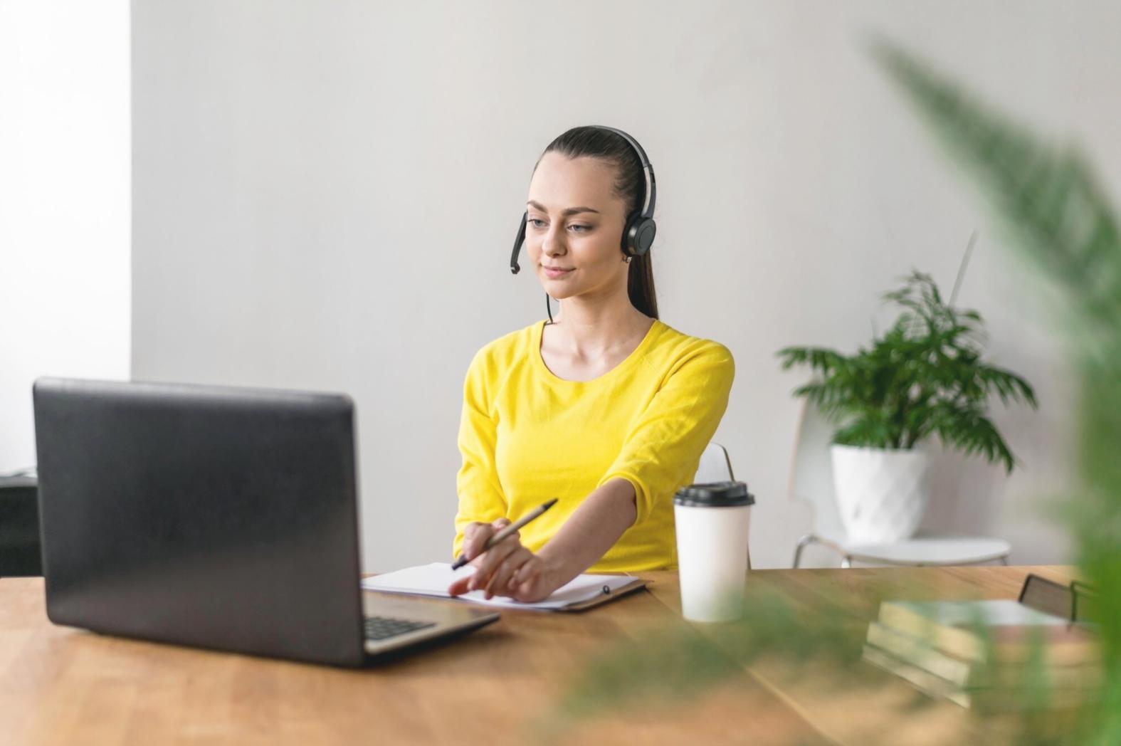 Profesional analizando modelos financieros en entorno corporativo